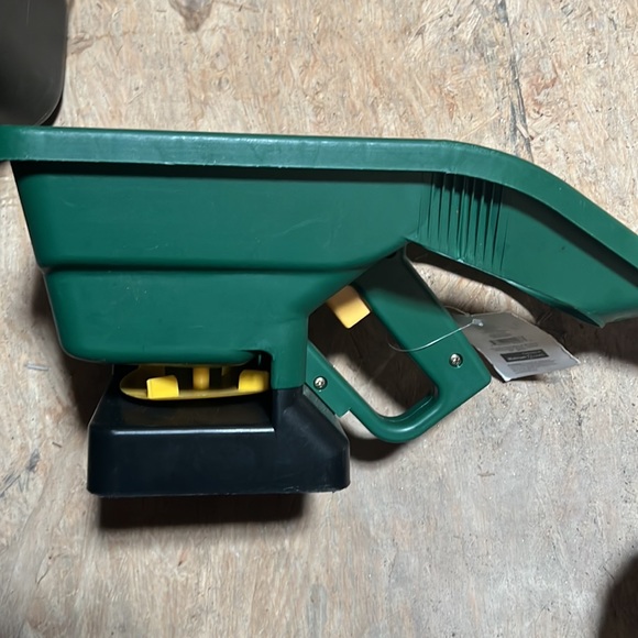 Hand-held spreader - Picture 3 of 3